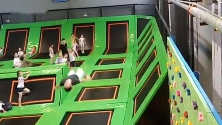 Fornitore di un grande parco trampolino per bungee jumping indoor commerciale per parco giochi per bambini